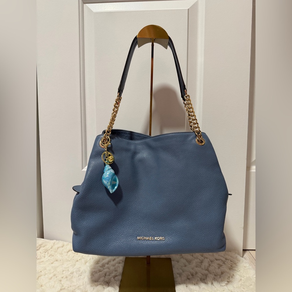 Michael Kors Navy Shoulder Bag with Gold Chain comes with free keychain